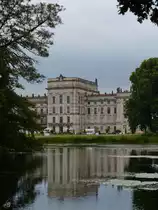 Blick aus dem Landschaftspark auf die Gartenseite des im sp�tbarock-klassizistischen Stil entworfenen Schlosses in Ludwigslust. (August 2014)