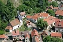 Blick auf Questenberg. Die kleine Gemeinde im S�dharz ist bekannt f�r ihren alten germanischen Brauchtum - die Queste. Der Brauch wir am Pfingsmontag statuiert. Unter der Linde steht ein Roland, der f�r solch eine kleine Gemeinde sehr untypisch ist und f�r viel Spekulationen sorgt.