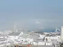 Der Hafen von Tanger (Marokko)  am 06.10.2016. Der Hafen liegt im Nebel, trotzdem sind die Aufbauten von MS Albatros zu erkennen.