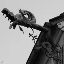 Ein Wasserspeier an einem Haus in G�strow. (August 2013)