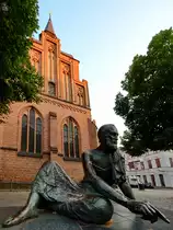 Die 1976 in W�rzburg entstandene Bronzeplastik Archimedes befindet sich seit 1978  an der Nordseite der Pfarrkirche Sankt Marien. (August 2013)
