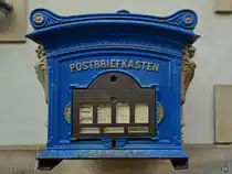 Nachbildung eines historischen Briefkastens am alten Postamt in G�strow. (August 2013)