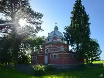 Das Mausoleum auf dem Friedhof in M�nchow wurde Ende des 19. Jahrhunderts als neobarocker Backsteinbau mit Architekturelementen aus Sandstein errichtet. (August 2013)