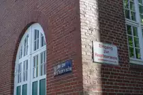 Hamburg am 28.9.2021: Stra�ennamenschild und Hinweis auf den Eingang zur Hauptfeuerwache am Berliner Tor  /  