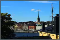 Blick �ber die D�cher von der Insel Skeppsholmen auf die Altstadt Stockholms mit dem markanten Turm der Tyska kyrkan (Deutsche Kirche). (27.09.2021)