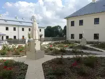 Imbramowice, Statue von Pabst Johannes Paul II. im Klostergarten (13.09.2021)