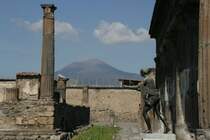 Ein Bauer stie� 1745 beim Pfl�gen auf reste der antiken Stadt. �ber Jahrhunderte wurde das antike Pompeji von Archeologen ausgegraben und bildet heute das besterhaltesnte Ensemble atiker r�mischer Lebensweise. Bei einem Rundgang �ber das archeologischen Zentrum von Pompei findet man alles, was zum Leben im antiken Rom diente. 