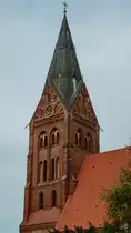 Der Westturm der Nikolaikirche in G�tzkow stammt aus dem 14. oder 15. Jahrhundert. (August 2013)