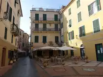 Noli, H�user und Cafe an der Piazza Comunale (02.10.2021)