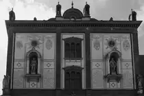 Blick auf den reichlich verzierten Giebel des Hauptgeb�udes der im Jahre 1419 gegr�ndeten Universit�t in Rostock. (August 2013)