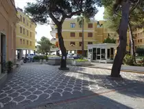 San Lorenzo al Mare, Brunnen und H�uer an der Via Orti (03.10.2021)