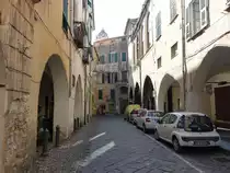 Taggia, Arkadenh�user in der Via Soleri (03.10.2021)