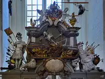 Der Sims der Grabkapelle des d�nisch-norwegischen Generals Albrecht Christoffer von Heinen in der Marienkirche in Rostock. (August 2013)