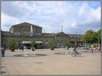 Das Empfangegeb�ude des G�ttinger Bahnhofs, aufgenommen am 31.08.2003. Der Vorplatz wurde in den 90er Jahren des letzten Jahrhunderts neu gestaltet; fr�her war das ein triester Parkplatz.