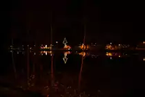 Blick �ber den Neckar auf die linke Uferseite in Ha�mersheim.
Das Foto zeigt den schematischen Weihnachtsbaum am 2. Advent 2021
