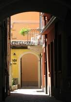 Mediterane Formen und Farben in einem Hinterhof in Stresa.
(13.06.2008)