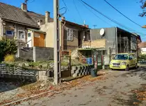 Dieses Foto habe ich in P�cs, in der Stadtteil  Erzs�bettelep  (Elisabethsiedlung) gemacht. Dieser Stadteil wurde durch die Donaudampfschiffgesellschaft gegr�ndet. Die  Kolonie  stand aus 4 Strassen und 32 H�user. Es gab 6 kleine Wohnungen pro Haus zzgl Gartenteil und Nebengeb�ude. Vor ca. 100-120 Jahren wurden neue Kohlenminien in der N�he er�ffnet und die dort arbeitenden haben hier Wohnungen bekommen. Die Siedlung hie� urspr�nglich Ullmannsiedlung, genannt nach einem Leiter des Unternehmens. 1938 wurde auf Elisabethsiedlung umbenannt (von Elisabeth Amalie Eugenie von Wittelsbach K�nigin genannt). Die H�user waren �berdurchschnittlich ausger�stet, da Leitungswasser und Strom auch vorhanden war. In den vergangenen guten Jahrhundert wurde es nicht geregelt wie man die Geb�uden/Wohnungen �ndern, erweitern, umbauen oder zusammenlegen/vereinigen darf. Deswegen ist auf heutzutage das Strassenbild ganz ganz gemischt (und daher meiner Meinung nach, sehr einzigartig und interessant) geworden. Die Etagen wurden ge�ndert, Dachgeschosse wurden eingebaut...daher findet man hier keine zwei gleiche H�user. Die gro�e �nderungen sind um ca 1926 begonnen. Wegen der damaligen Wohnungsmangel hat die Stadt 2/3-tel der Siedlung in Miete genommen und hat unter anderem eine Kirche und Schule erbaut und ge�ffnet. Aufnahmezeit: November 2020.
Das hier abgebildete Haus wurde urspr�nglich anscheinend auf ca 4 Einheiten verteilt und in die Einheiten wurden nachtr�glich mehr oder weinger erweitert (s. Etagen und Gr��e der Vorgarten).