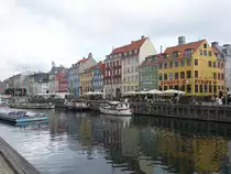 Kopenhagen, Nyhavn, Stichkanal vom Kopenhagener Hafen zum Platz Kongens Nytorv mit  farbenfrohen Giebelh�user an beiden Seiten (23.07.2021)