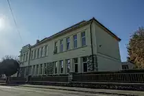 Geb�ude der B�rtfa utcai �ltal�nos Iskola (Grundschule in der B�rtfa Strasse). Die institut wurde 1926 er�ffnet, um die steigende Bev�lkerung dieses Gegends mit Grundbildungsm�glichkeit zu besorgen. Das urspr�ngliche Geb�ude befand sich ein St�ck weiter in der gleichen Strasse. Das jetztige Geb�ude wurde um 1929 gefertigt.  Foto: 11.2020 