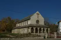 Szent Istv�n Templom, P�cs, H�rsfa utca. Die Stefan der Heilige Kirche wurde zwischen 1938 und 1944 erbaut. Sie geh�rt nicht zu den sch�nsten Kirchengeb�uden, hat aber einen aussergew�hnlichen  look . Der gl�ubige Schuldirektor der damals (1926) neu gegr�ndeten B�rtfa utcai Grundschule, hat die Kinder jedem Sonntag zum Gottesdienst begleitet. Der Distanz zum n�chsten Kirchengeb�ude war 3 kilometer pro Richtung. Sp�ter hat der Direktor eine neue Dienstwohnung bekommen und ab diesem Zeitpunkt musste er ca 5 Kilometer bis zur Kirche laufen. Wegen einer Beinverletzung vom ersten Weltkrieg, konnte er die Kinder nicht mehr begleiten, da er schweres Schmerzen hatte. Die Religi�se dieses Gegends konnten den Bau eines neuen Kirchengeb�ude erreichen. Da spielte sicherlich die dinamisch zunehmende Bev�lkerungszahl auch eine Rolle. Foto: November 2020. 
