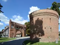 Das Vortor des Friedl�nder Tores mit dem erhalten gebliebenen Zingel im Vordergrund. (Neubrandenburg, August 2013)