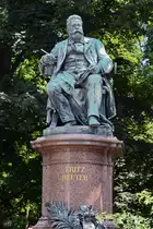 Das Denkmal f�r Fritz Reuter wurde 1893 erbaut. (Neubrandenburg, August 2013)