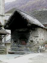 Ein noch regelm��ig benutztes Tessiner Backh�uschen in Sonogno/Verzascatal am 09.04.2008