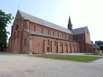 Sor�, Klosterkirche, flach gedeckte dreischiffige Basilika mit f�nf Langhausjochen, erbaut im 12. Jahrhundert (22.07.2021)