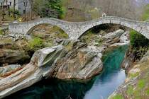 Ponte dei Salti �ber die Verzasca bei Lavartezzo am 09.04.2008