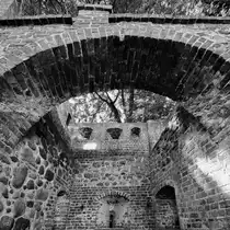 Wiekhausreste in der Stadtmauer von Neubrandenburg. (August 2013)
