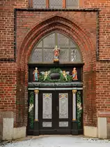 Ein Eingangsportal an der St.-Marien-Kirche in Stralsund. (Dezember 2014)