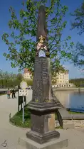 Die rechte Postmeilens�ule am Schloss Moritzburg. (April 2014)