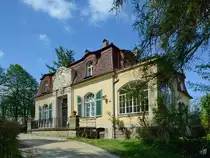 Das Pfarrhaus unweit der Kirche Moritzburg. (April 2014)