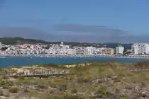 S�O MARTINHO DO PORTO (Concelho de Alcoba�a), 14.08.2019, Blick �ber die Bucht auf die Geb�udezeile an der Avenida Marginal
