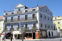 CALDAS DA RAINHA (Concelho de Caldas da Rainha), 15.08.2019, Wohn- und Gesch�ftshaus an der Pra�a da Republica