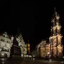 Der Schlossplatz in Dresden mit dem Denkmal  Friedrich August dem Gerechten  vor dem M�nzkabinett, rechts zu sehen die von 1739 bis 1755 erbaute barocke Dresdner Hofkirche. (April 2014)