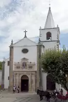 �BIDOS (Concelho de �bidos), 19.08.2019, Blick von der Rua Direita auf die Igreja de S�o Tiago