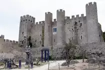 �BIDOS (Concelho de �bidos), 19.08.2019, Blick vom Burghof auf das Castelo, in dem sich heute eine Pousada befindet; vor dem Castelo eine  Touristen-Attraktion 