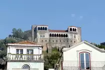 LEIRIA (Concelho de Leiria), 23.08.2019, Blick vom Largo 5 de Outobro auf das die Stadt �berragende Castelo