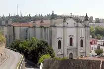 LEIRIA (Concelho de Leiria), 23.08.2019, Blick auf die Kathedrale von halber H�he zwischen Kathedrale und Castelo, das an diesem Tag wegen Bauarbeiten geschlossen war