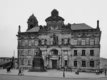 Das S�chsische St�ndehaus wurde in im Zeitraum von 1901 bis 1907 erbaut und ist  Sitz des Oberlandesgerichtes in Dresden. (April 2014)