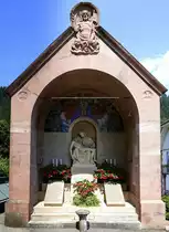Oberharmersbach, das Denkmal f�r die Gefallenen der beiden Weltkriege neben der St.Gallus-Kirche, Juli 2021