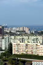 LISBOA (Concelho de Lisboa), 25.08.2019, Blick aus dem Hotelzimmer in Richtung Rio Tejo; im Fluss ist die Ponte (Br�cke) Vasco da Gama zu erkennen