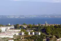 LISBOA (Concelho de Lisboa), 25.08.2019, Blick aus dem Hotelzimmer in Richtung Rio Tejo; am S�dufer liegen Vororte von Lissabon, die administrativ zum Distrikt Set�bal geh�ren
