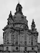 Die von 1726 bis 1743 im barocken Stil errichtete Frauenkirche in Dresden wurde w�hrend der Luftangriffe auf Dresden im Februar 1945 zerst�rt und nach der Wende von 1994 bis 2005 wieder aufgebaut. (April 2014)