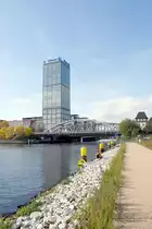 BERLIN, 14.10.2019, Blick vom Stralauer Spreeufer auf Parkwegbr�cke und Allianz-Turm