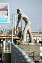 SZCZECIN, 15.10.2019, Gedenkstatue f�r einen Eisenbahnarbeiter, direkt gegen�ber vom Hauptbahnhof