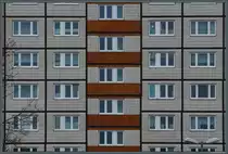 Industrieller Wohnungsbau in Magdeburg (III): Detail eines M10-Plattenbaus in der Max-Otten-Stra�e. Neben dem durch die versetzten Fenster erkennbaren Treppenhaus befinden sich jeweils K�che und Bad. Die Platten sind mit verschiedenfarbigen Fliesen gestaltet. (02.01.2021)