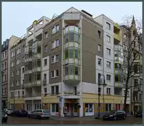 Industrieller Wohnungsbau in Magdeburg (VI): Den Schlusspunkt der Entwicklung des Plattenbaus in Magdeburg stellen die 1987/88 speziell f�r das s�dliche Stadtzentrum mit historisierenden Fassaden angepassten Bauten des Typs M86 dar. Viele Sonderelemente, Erker und ein Staffelgeschoss pr�gen diesen Eckbau an der Liebigstra�e. (02.01.2022)