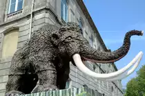Dieses Mammut l�dt zu einem Museumsbesuch ein. (Porto, Mai 2013)
